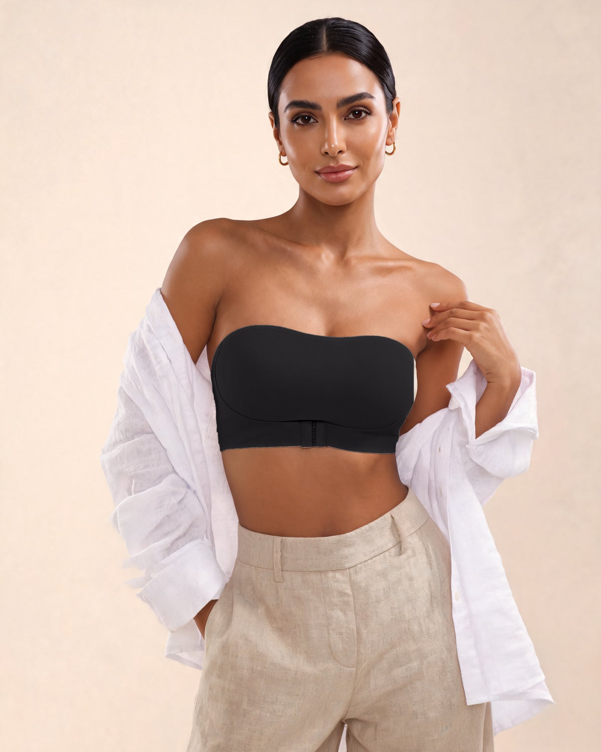 Le Bandeau Anti-Glisse noir, porté en haut sous une chemise ouverte