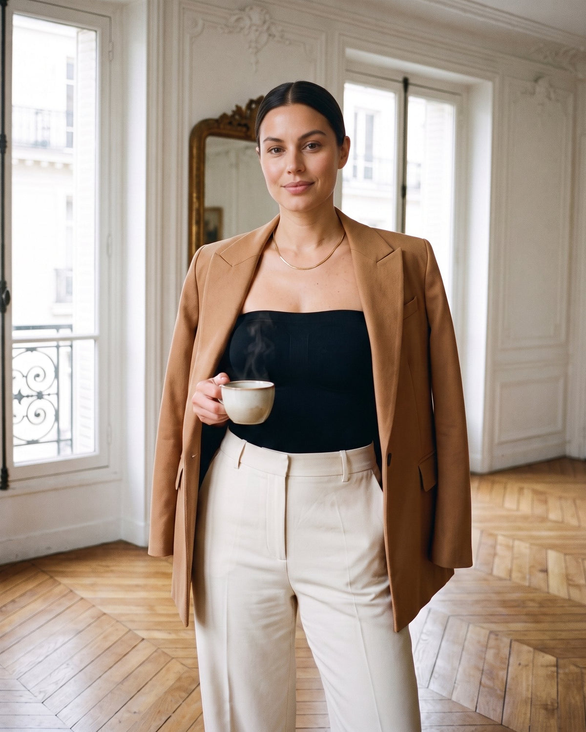 Le Body Bandeau Push-Up noir, porté en haut sous un blazer ouvert