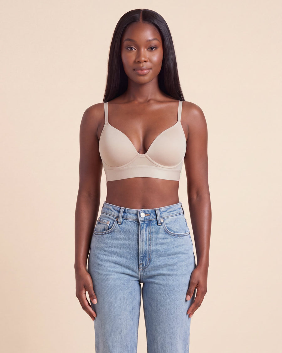 La Brassière Push-Up nude, portée de face avec un jean taille haute #nude