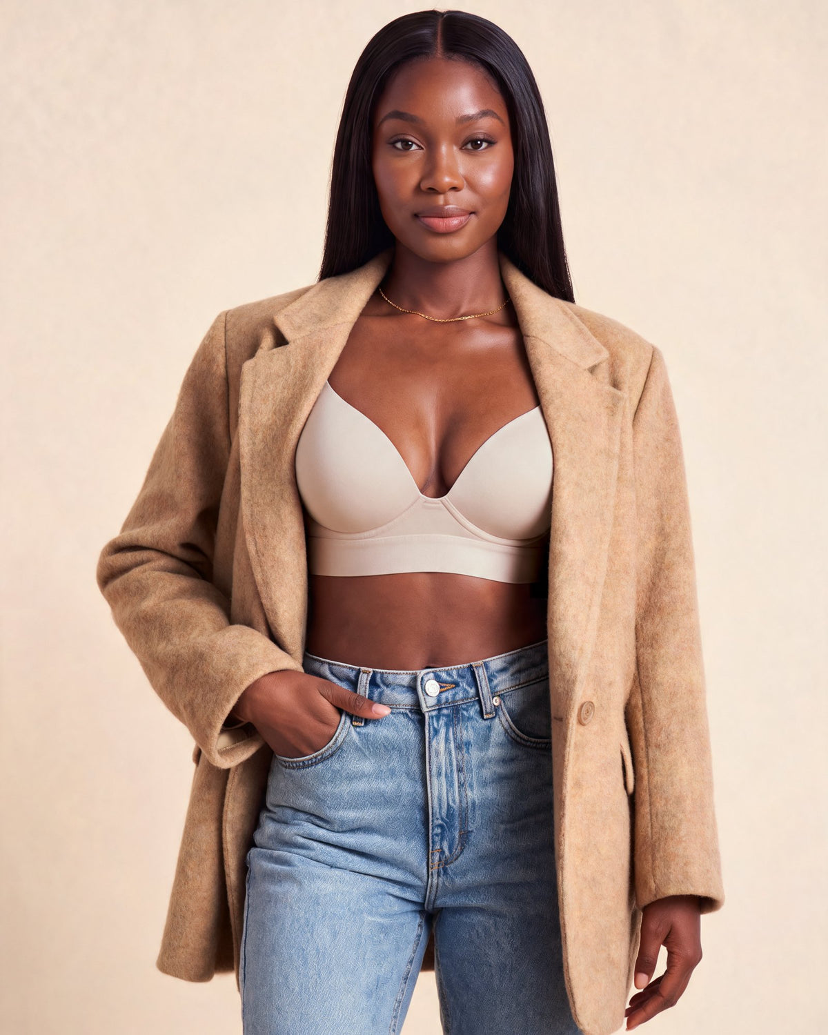La Brassière Push-Up nude, portée seule sous un blazer ouvert