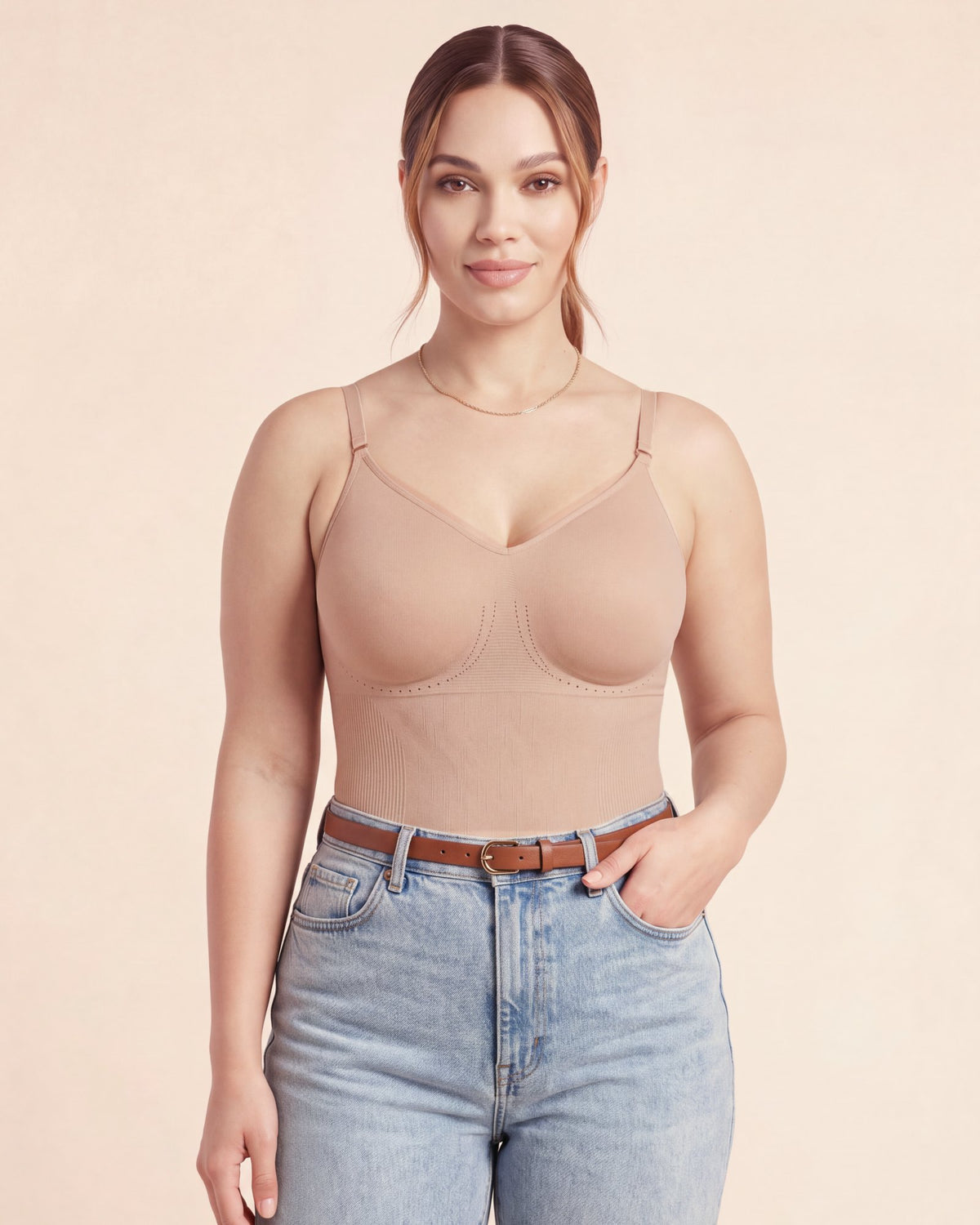 Le Body Bretelles Fines nude, porté seul comme un caraco avec un jean taille haute