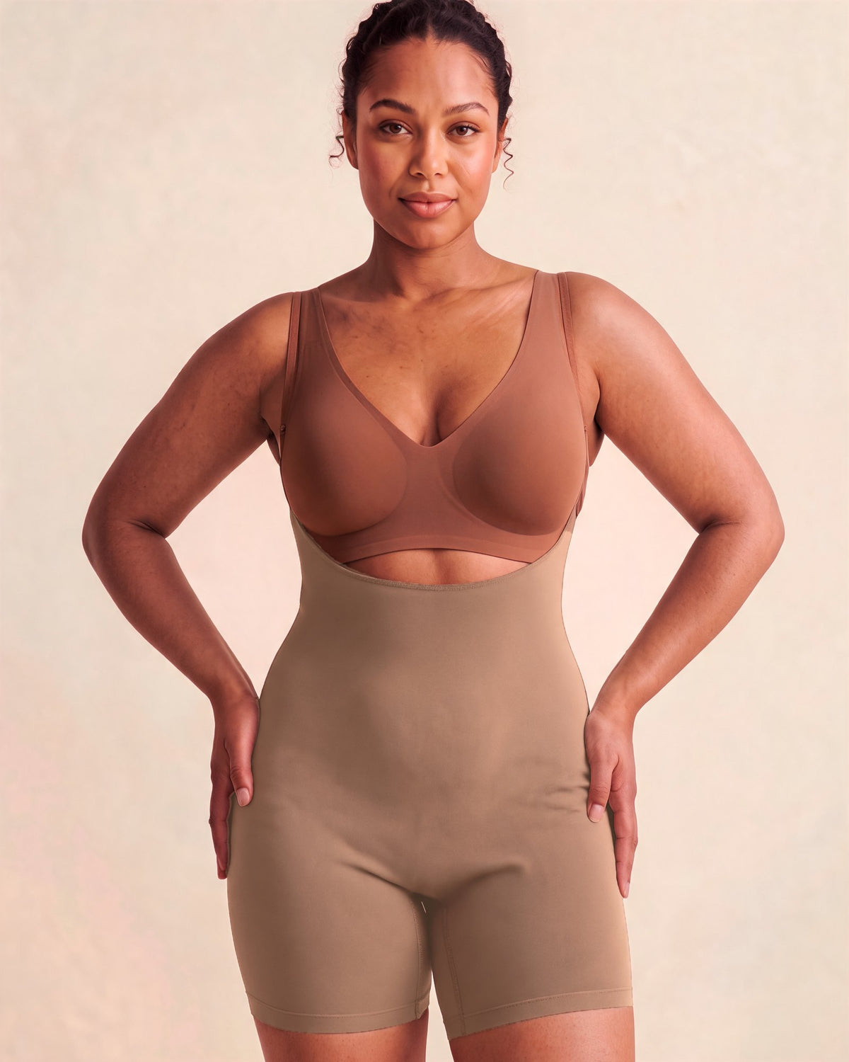 Le Combishort Buste Ouvert moka, porté de face