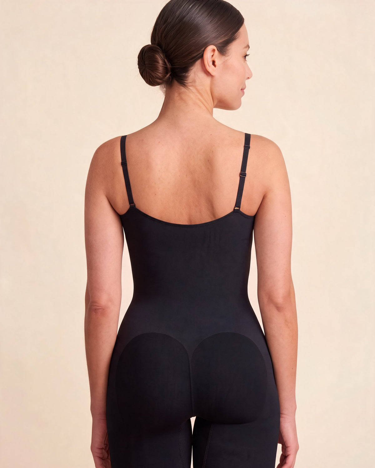 Le Combishort Buste Ouvert noir, porté de dos