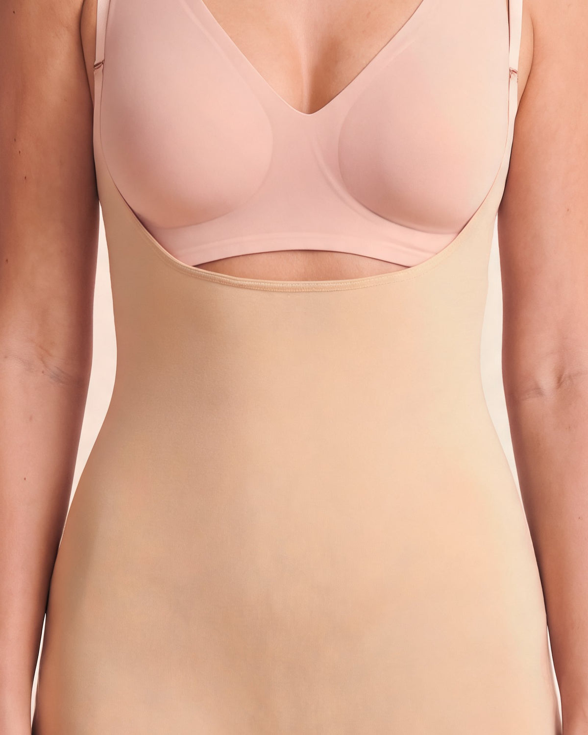 Le Combishort Buste Ouvert nude, gros plan sur la taille et l'ouverture du buste