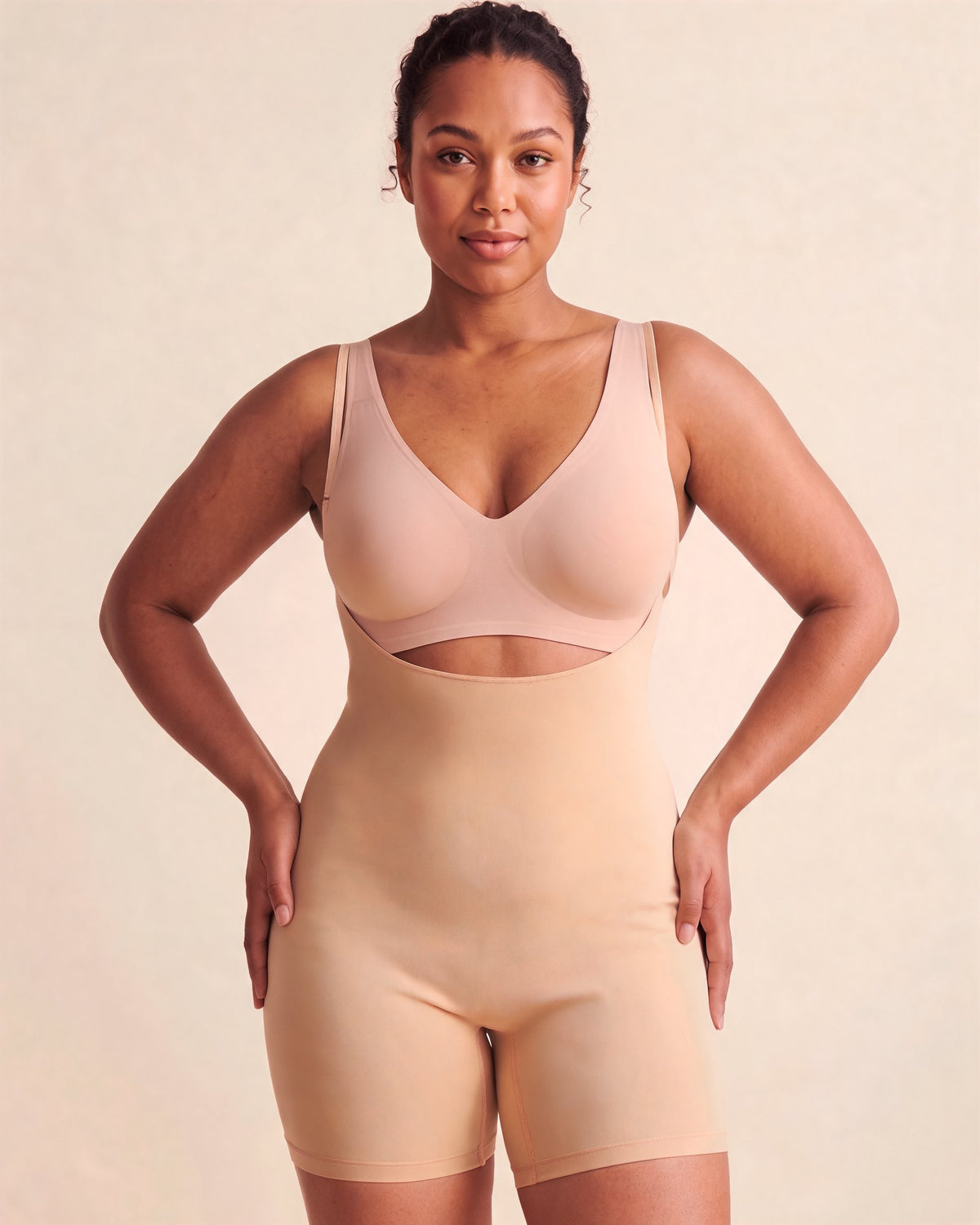 Le Combishort Buste Ouvert nude, porté de face