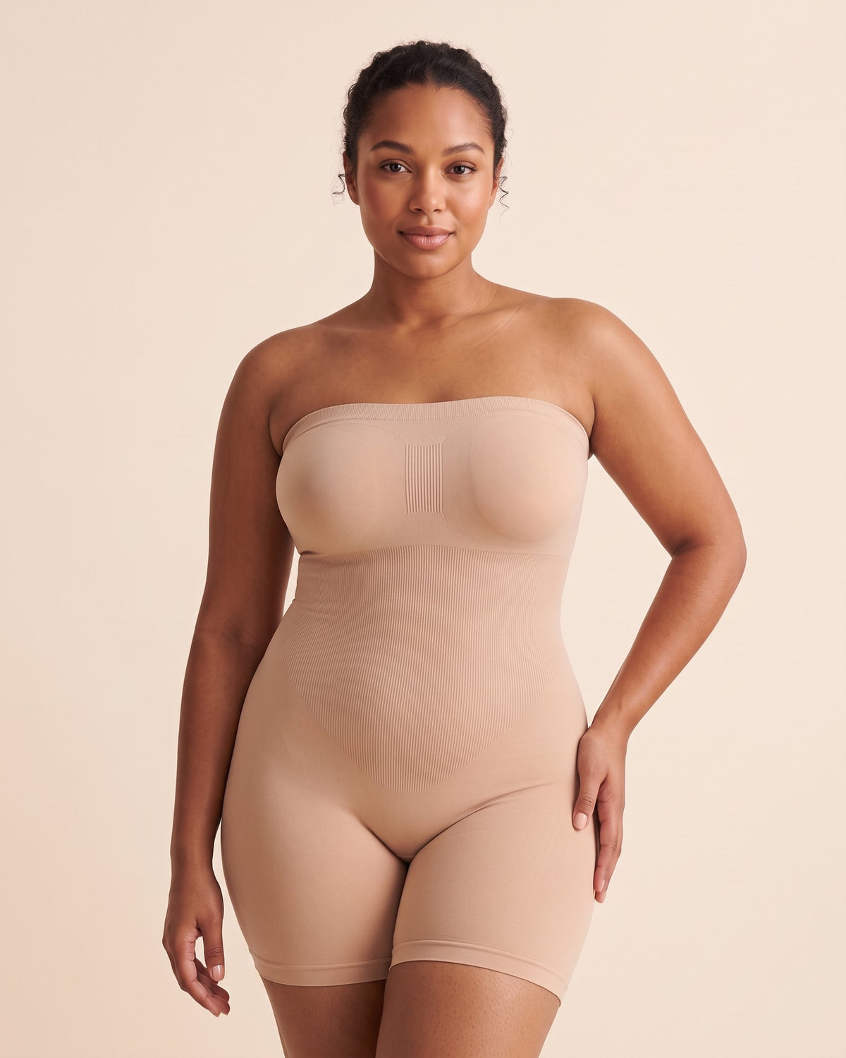 Le Combishort Sans Bretelles nude, porté de face
