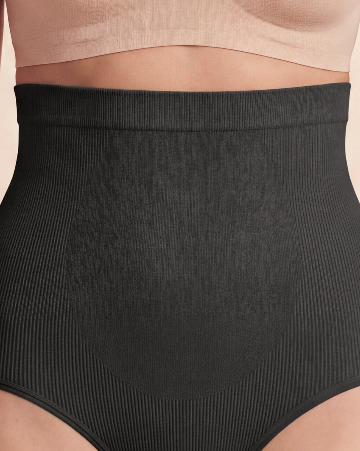 La Culotte Taille Haute noir, gros plan sur la ceinture côtelée et l'ovale ventre
