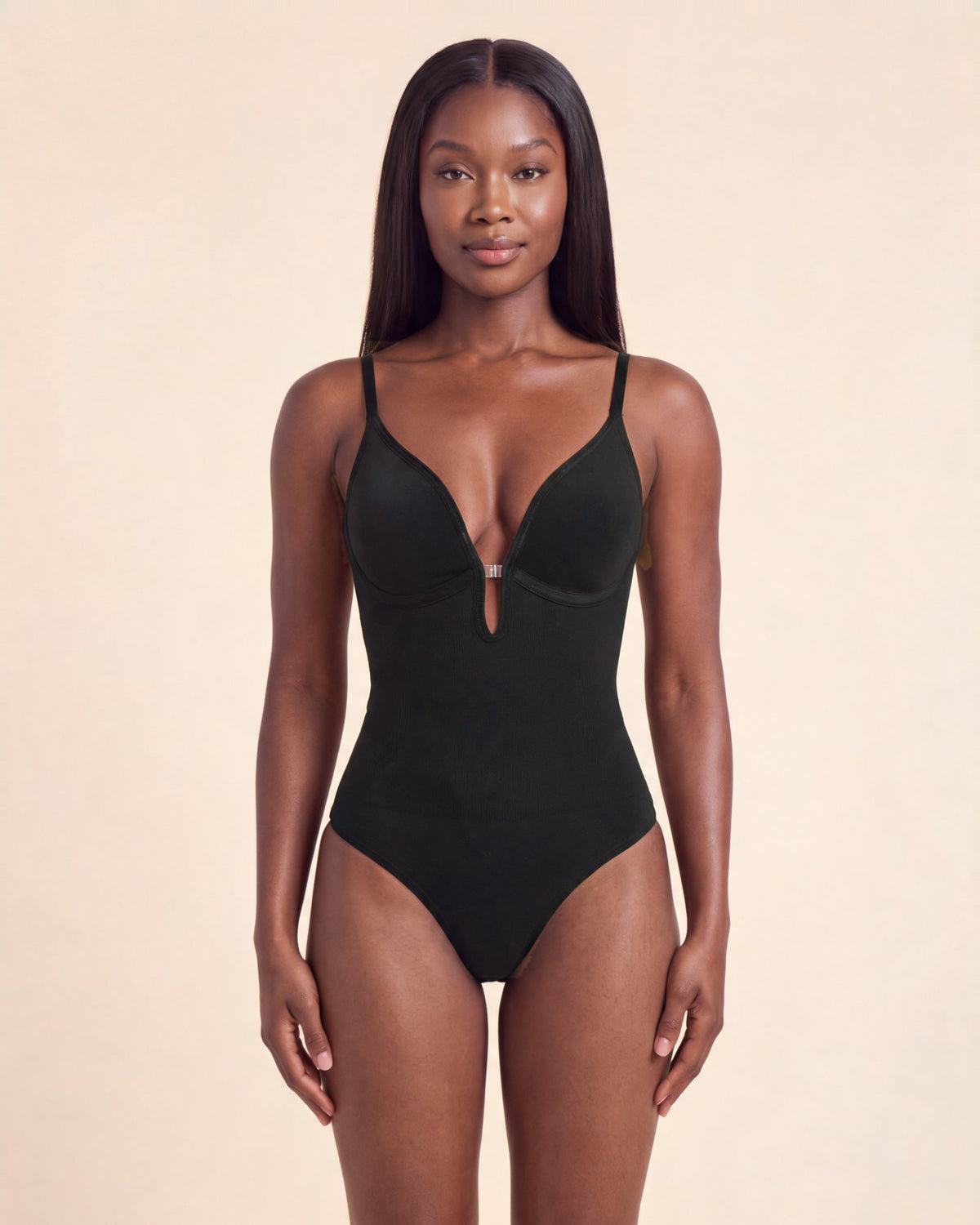 Le Body Décolleté Plongeant noir, porté de face