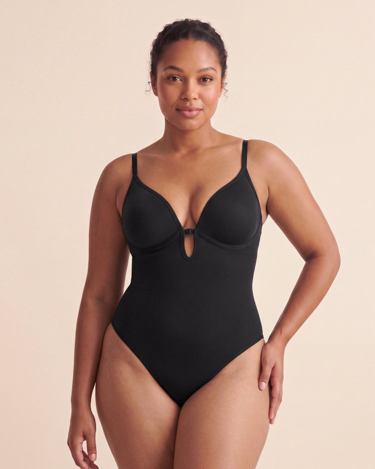 Le Body Décolleté Plongeant noir, porté de face