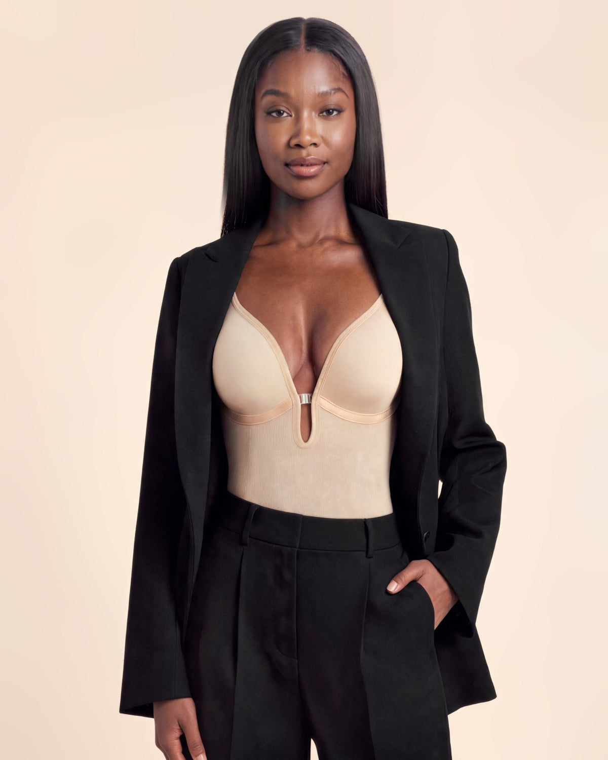 Le Body Décolleté Plongeant nude, porté en haut sous un blazer ouvert