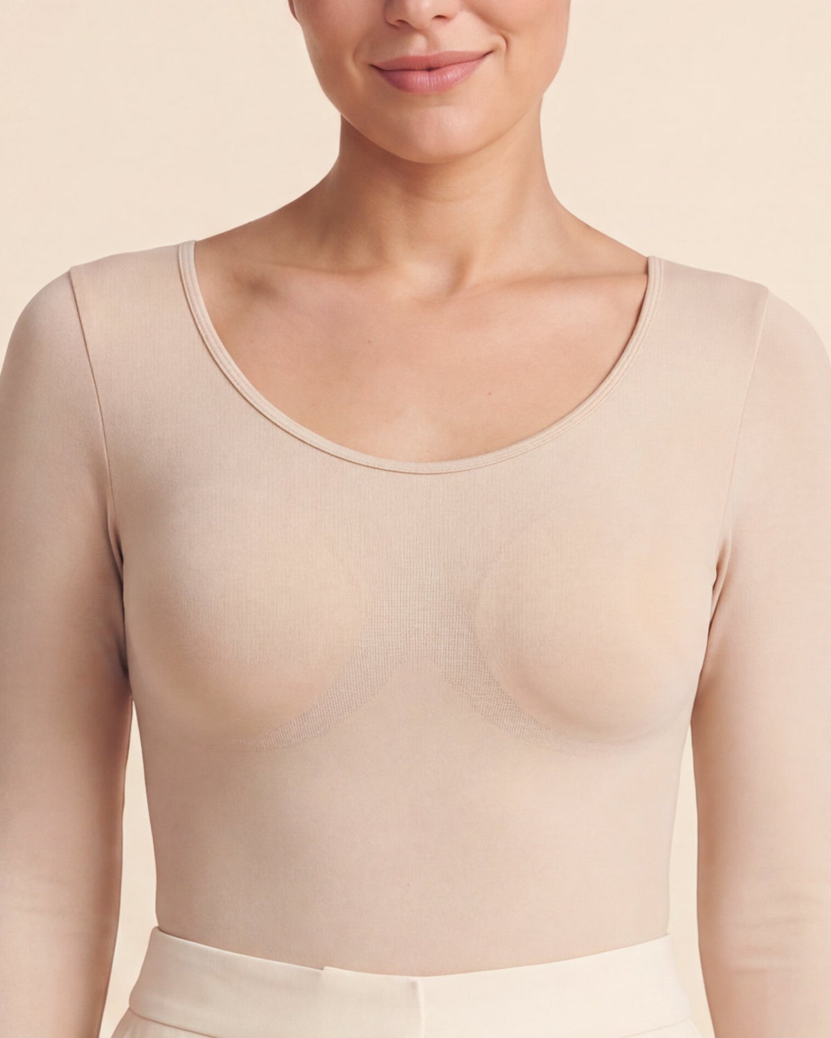 Le Body Manches Longues nude, gros plan sur l'encolure et la maille