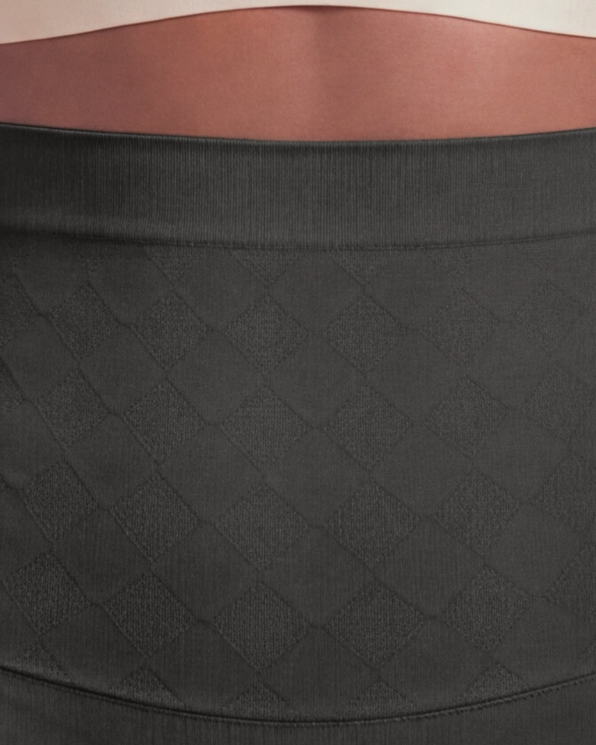 Le String Taille Haute noir, gros plan sur la ceinture haute et le ventre en jacquard