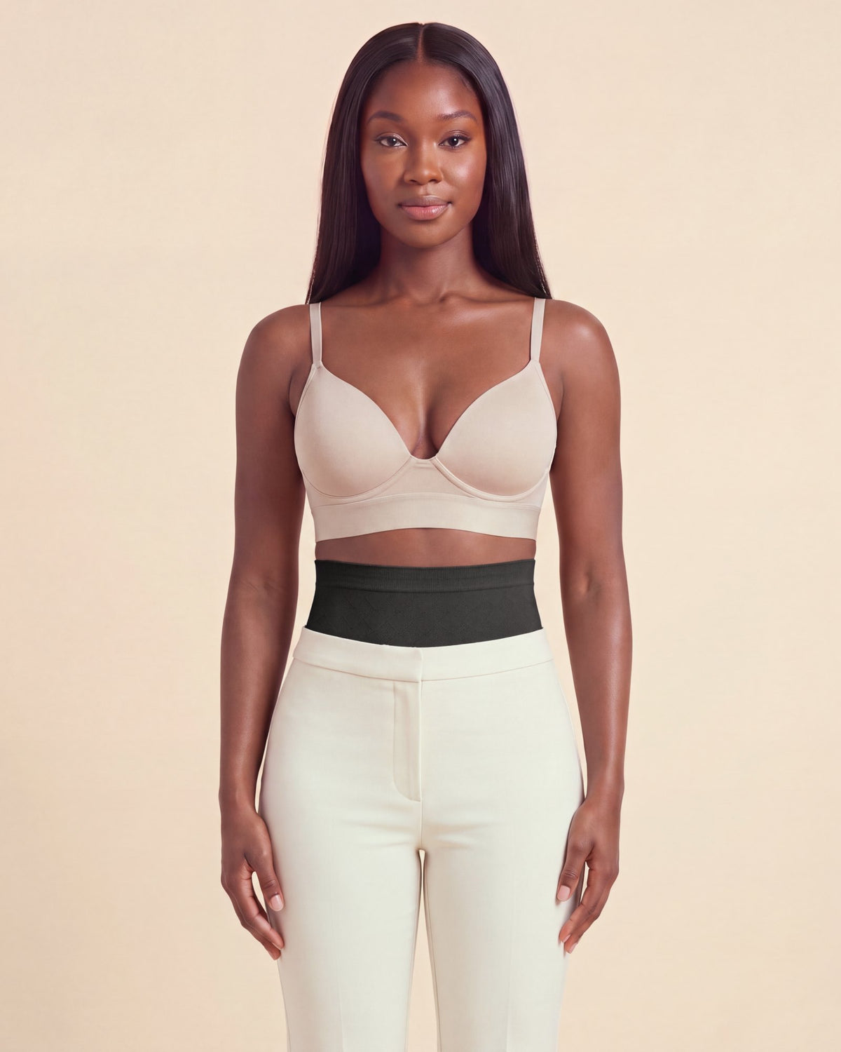 Le String Taille Haute noir, porté sous un pantalon ajusté