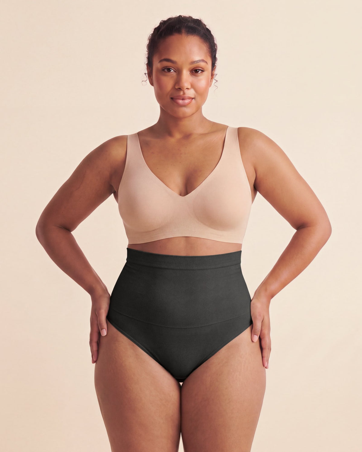 Le String Taille Haute noir, porté de face