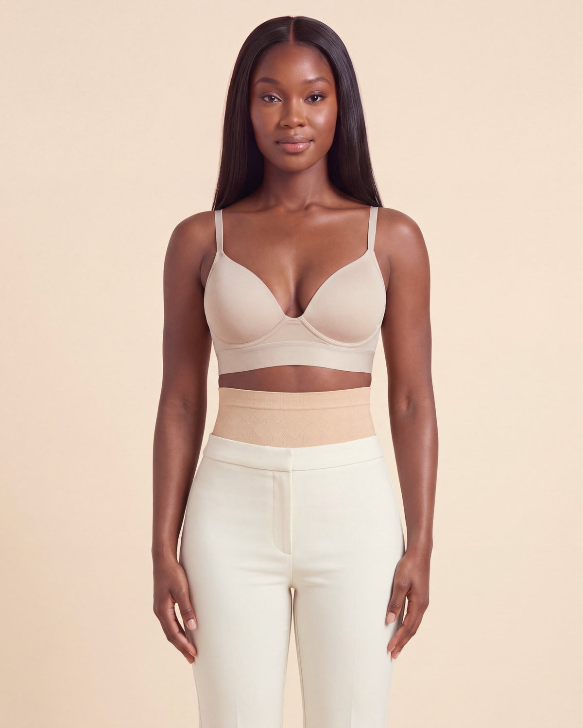 Le String Taille Haute nude, porté sous un pantalon ajusté