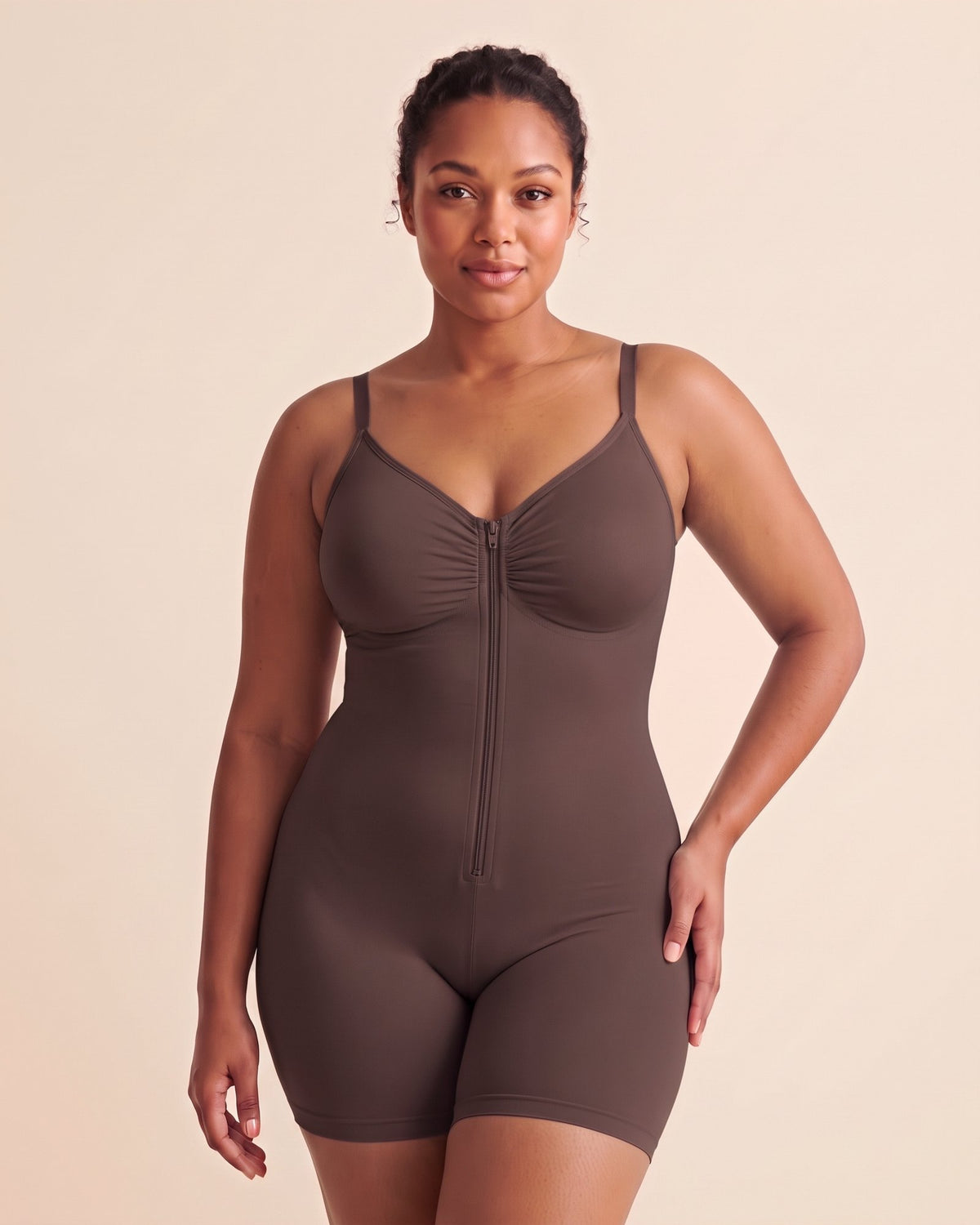 Le Body Zippé chocolat, porté de face