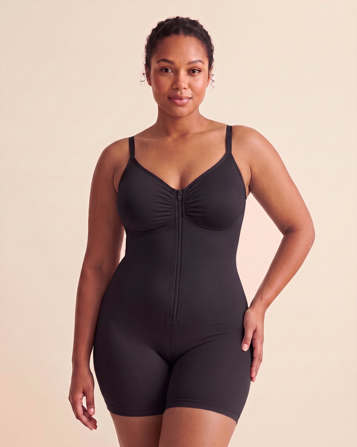 Le Body Zippé noir, porté de face
