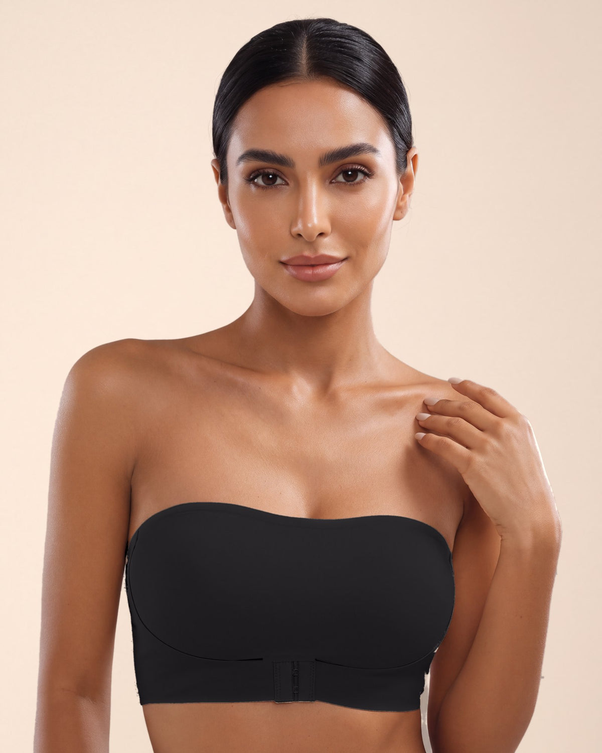 Le Bandeau Anti-Glisse noir, porté de face, épaules nues #noir