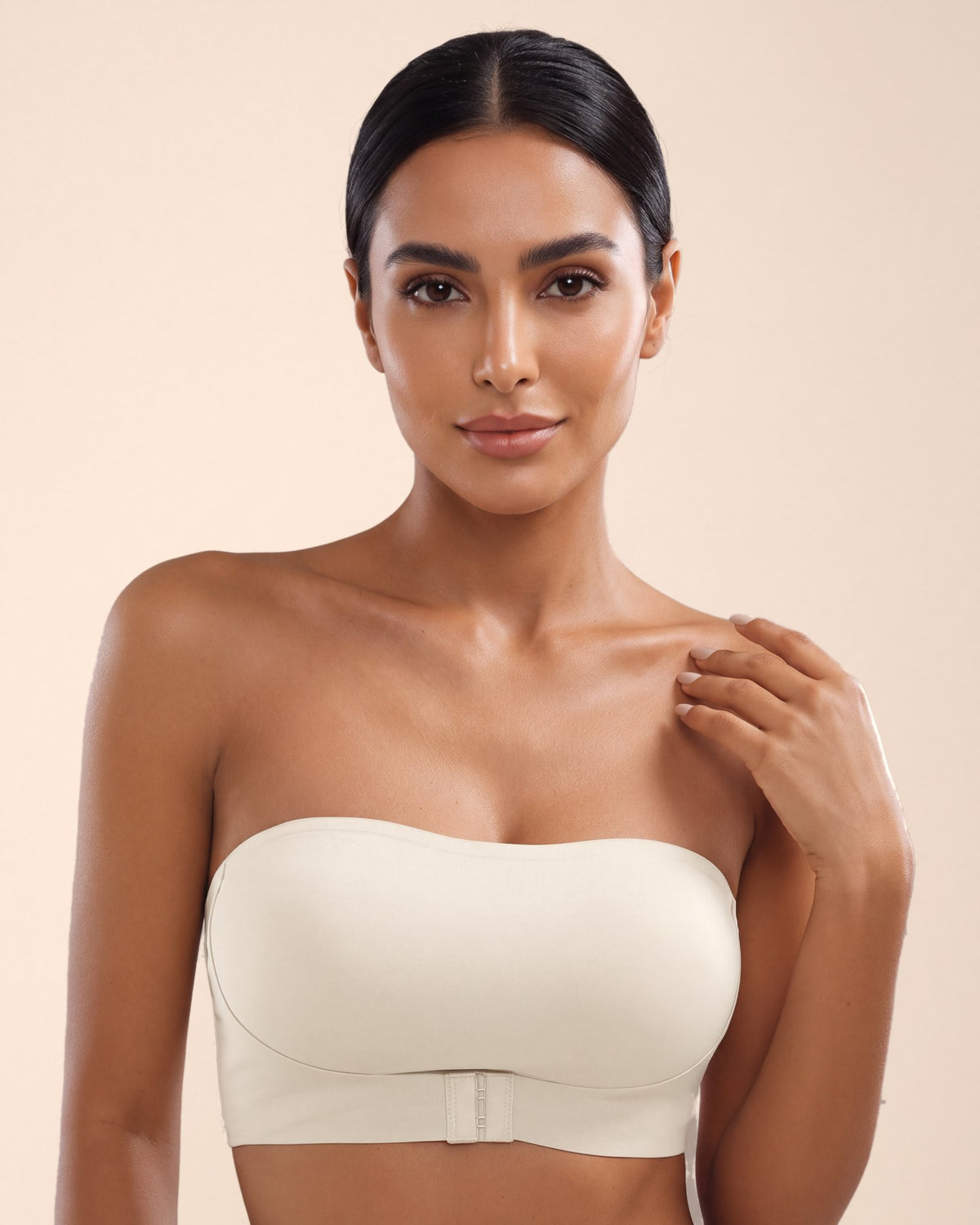 Le Bandeau Anti-Glisse nude, porté de face, épaules nues