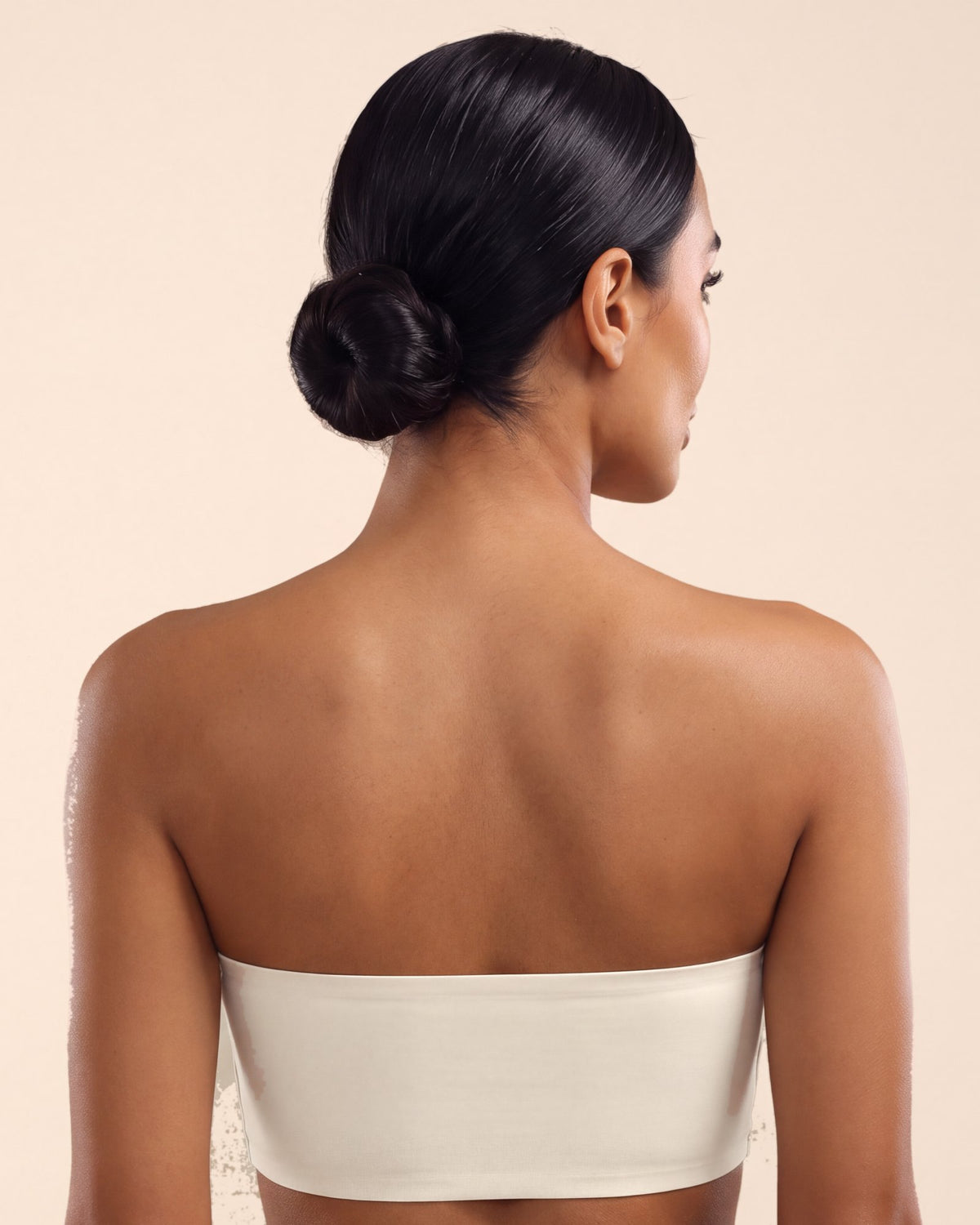 Le Bandeau Anti-Glisse nude, porté de dos, sans bretelles ni fermeture #nude
