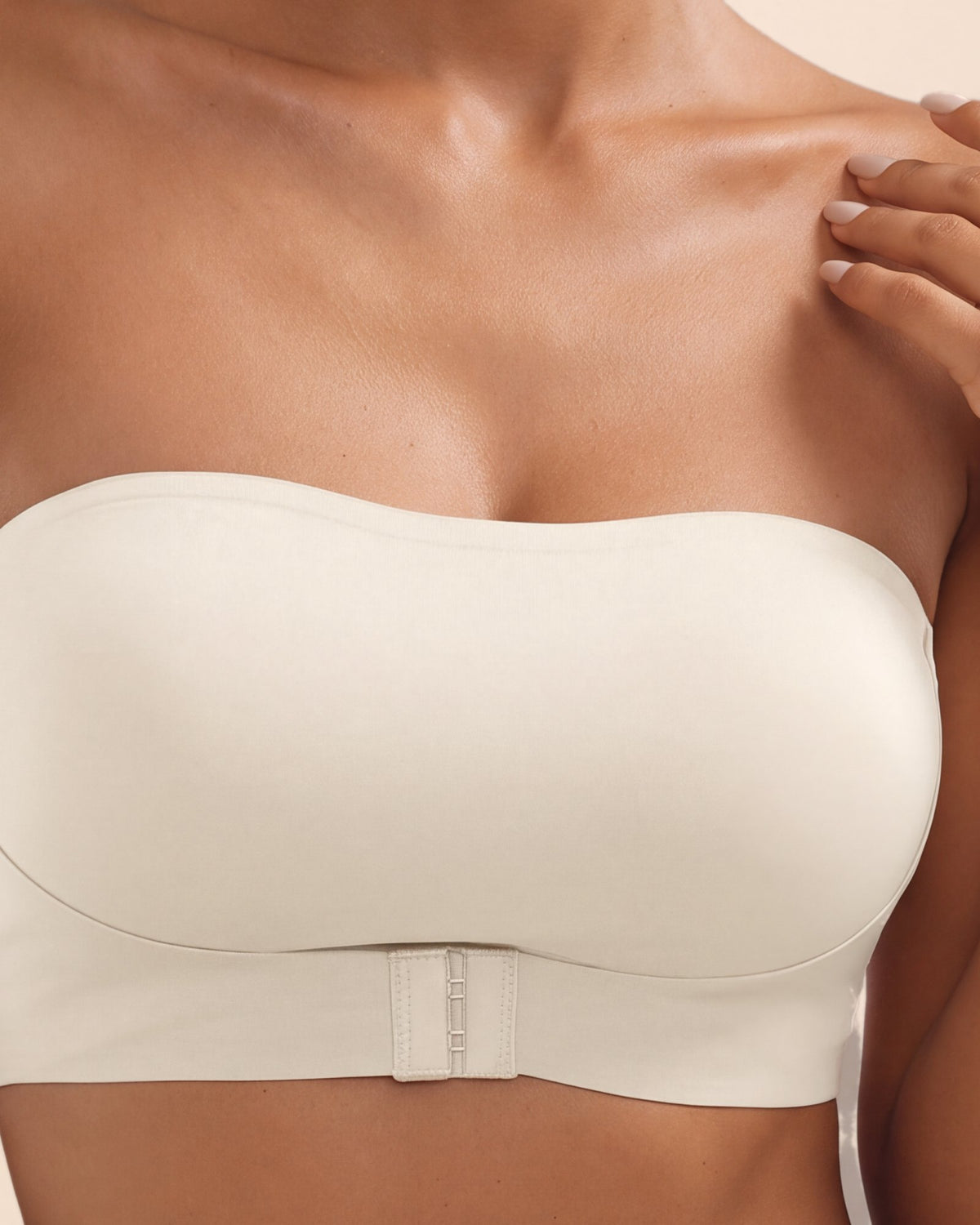 Le Bandeau Anti-Glisse nude, gros plan sur la fermeture à agrafes devant #nude