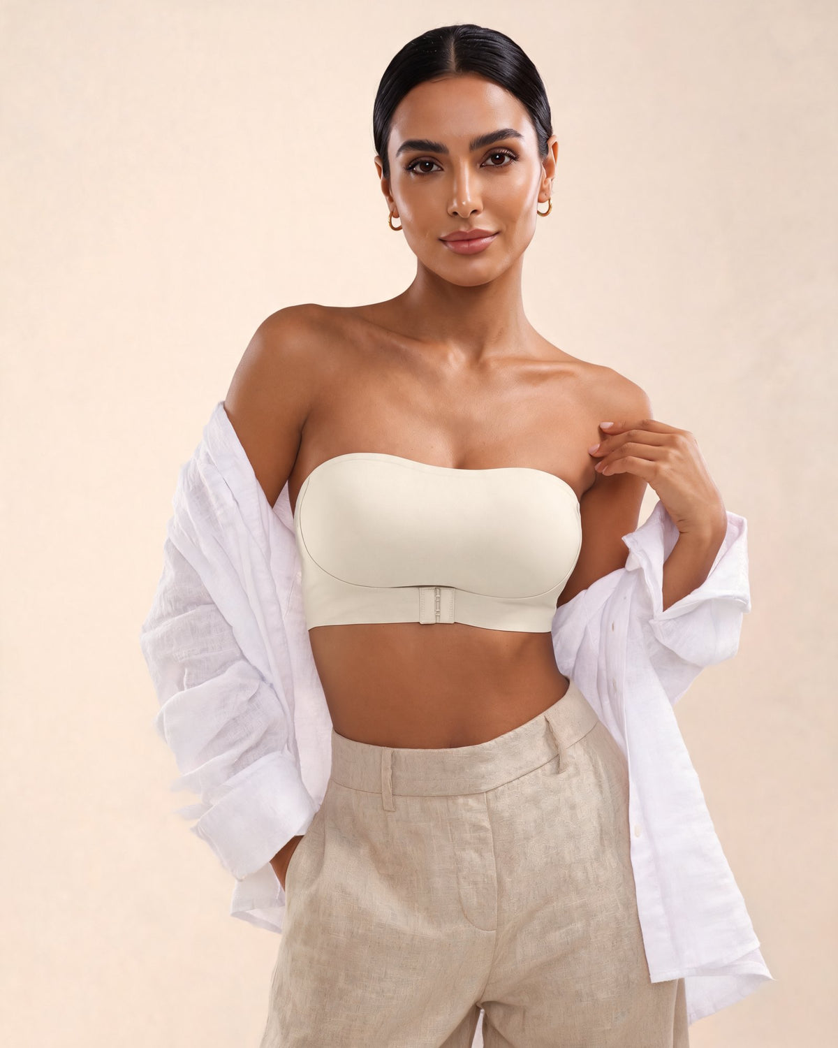 Le Bandeau Anti-Glisse nude, porté en haut sous une chemise ouverte