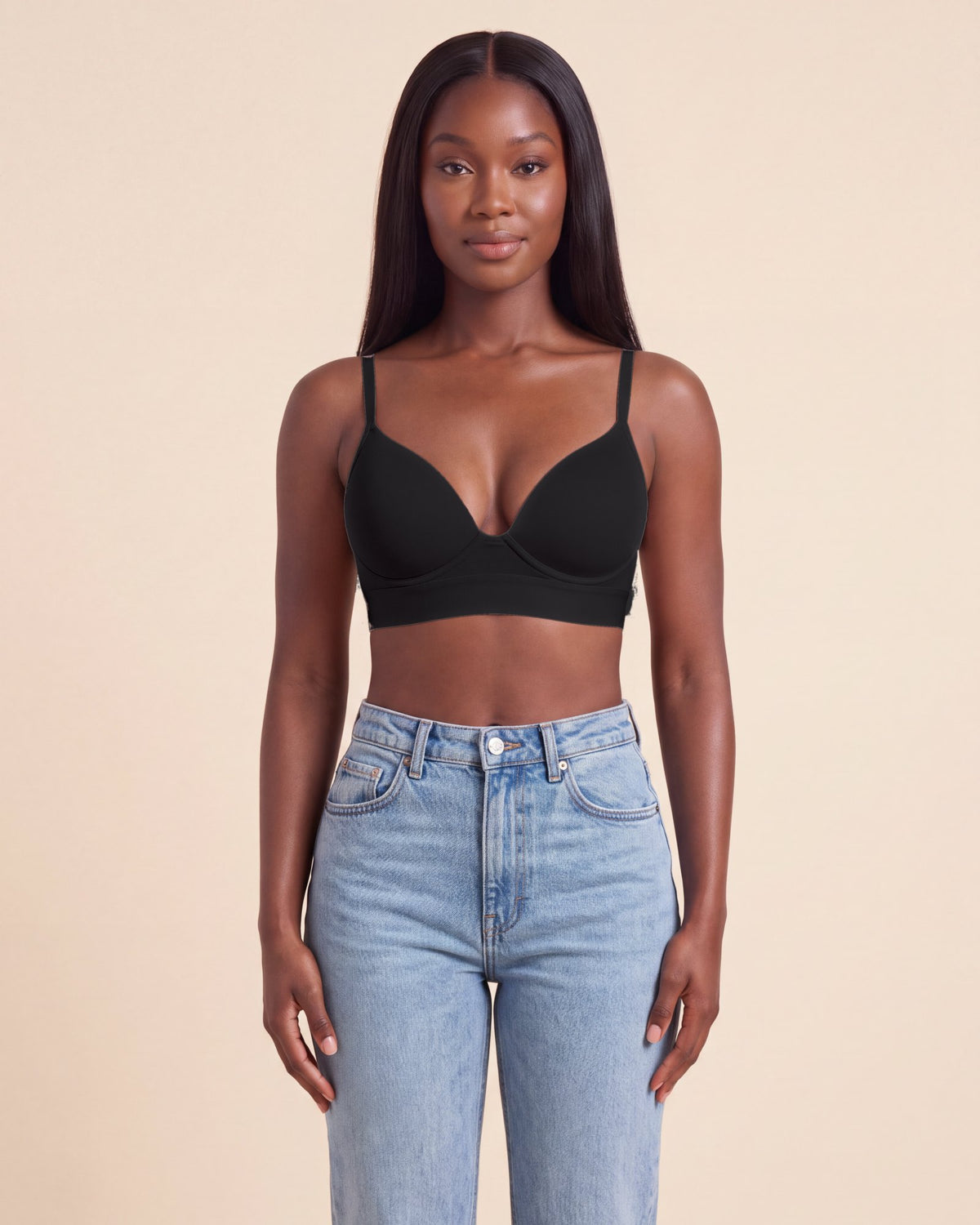 La Brassière Push-Up noir, portée de face avec un jean taille haute #noir