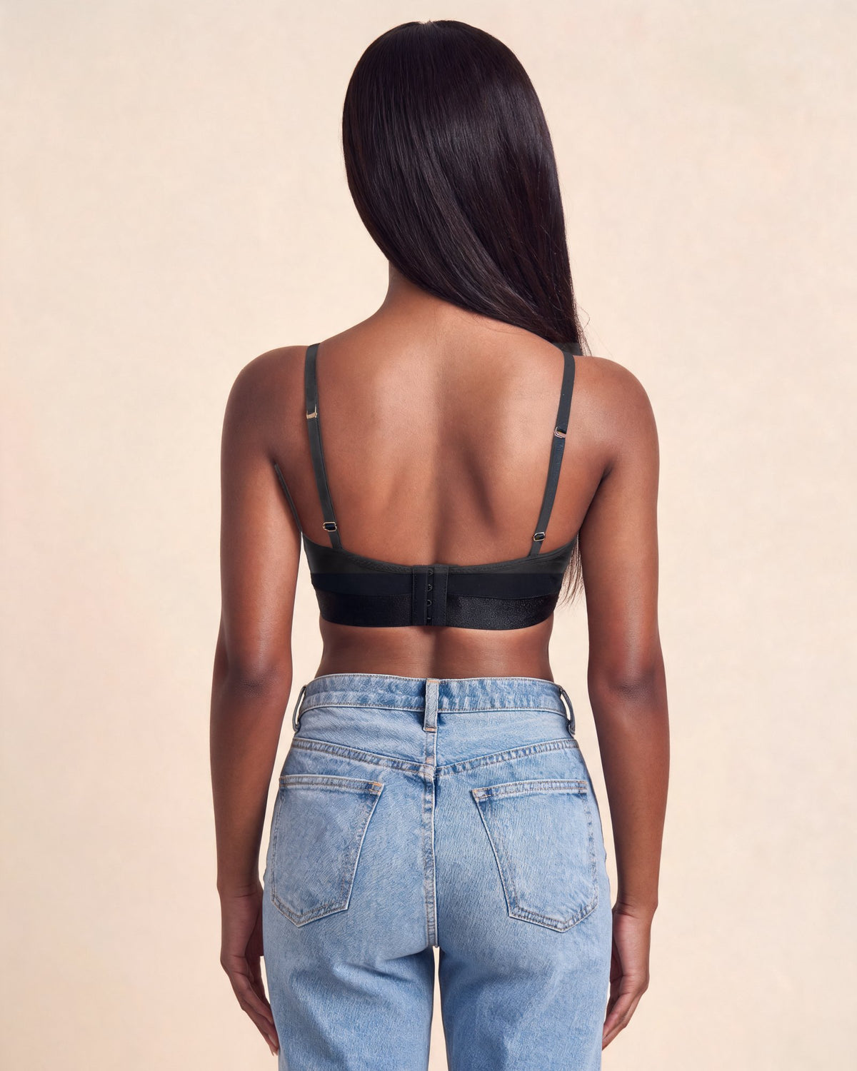 La Brassière Push-Up noir, portée de dos, agrafes et bretelles réglables