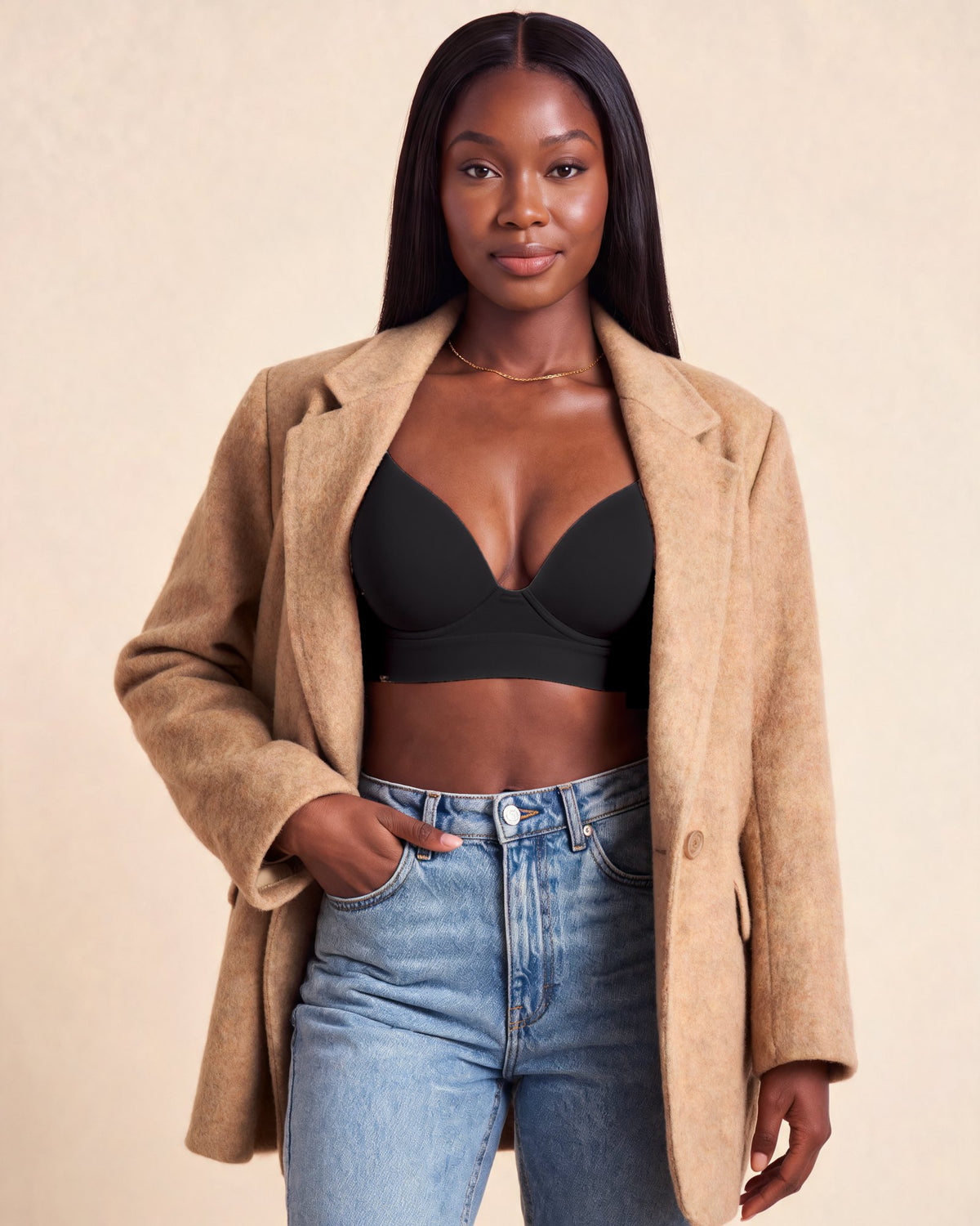 La Brassière Push-Up noir, portée seule sous un blazer ouvert | Se porte seule, sous un blazer #noir