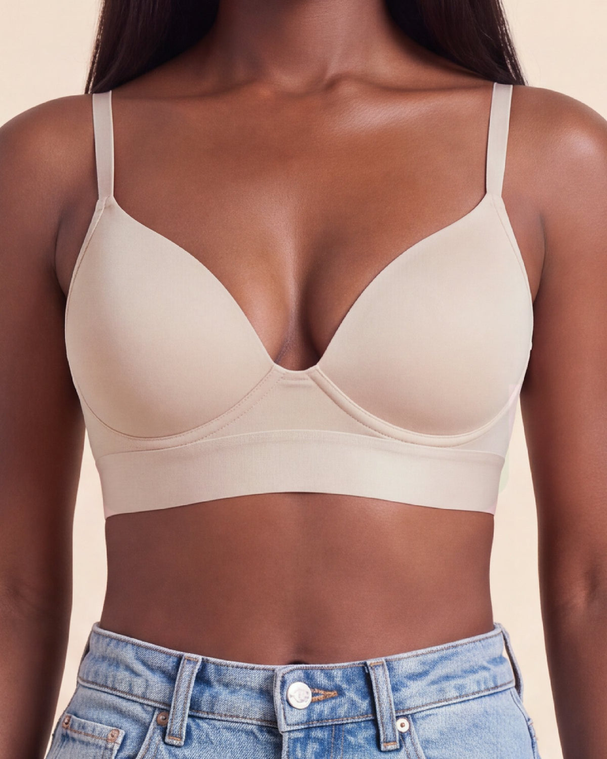 La Brassière Push-Up nude, gros plan sur les bonnets moulés et la large bande
