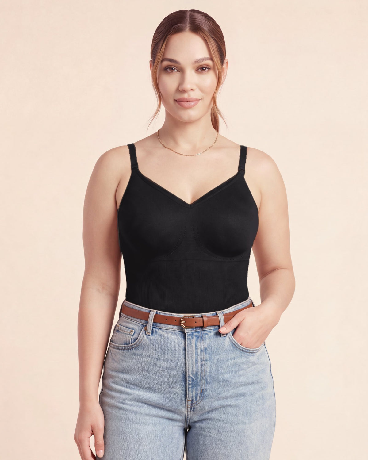 Le Body Bretelles Fines noir, porté seul comme un caraco avec un jean taille haute