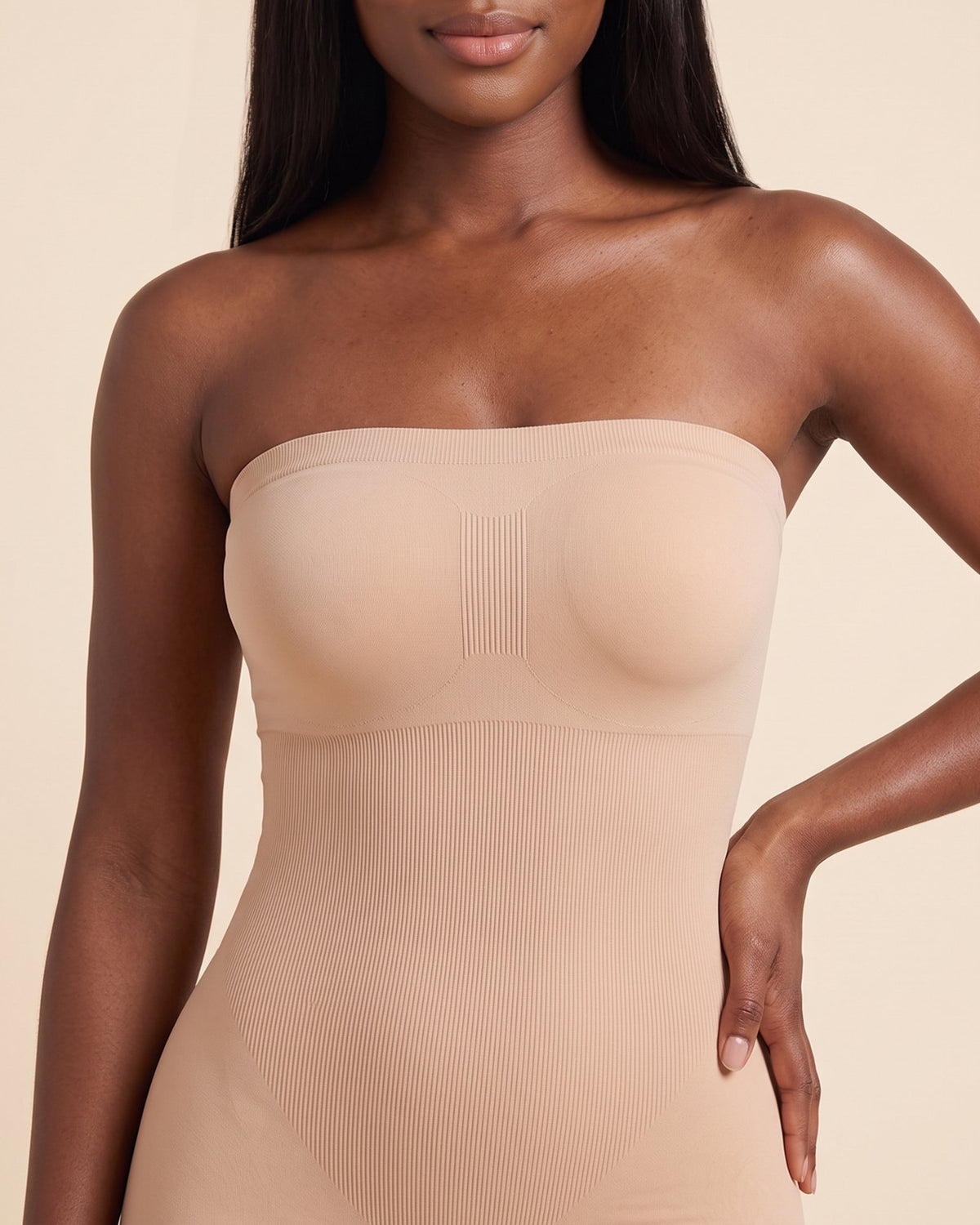 Le Combishort Sans Bretelles nude, gros plan sur le bandeau
