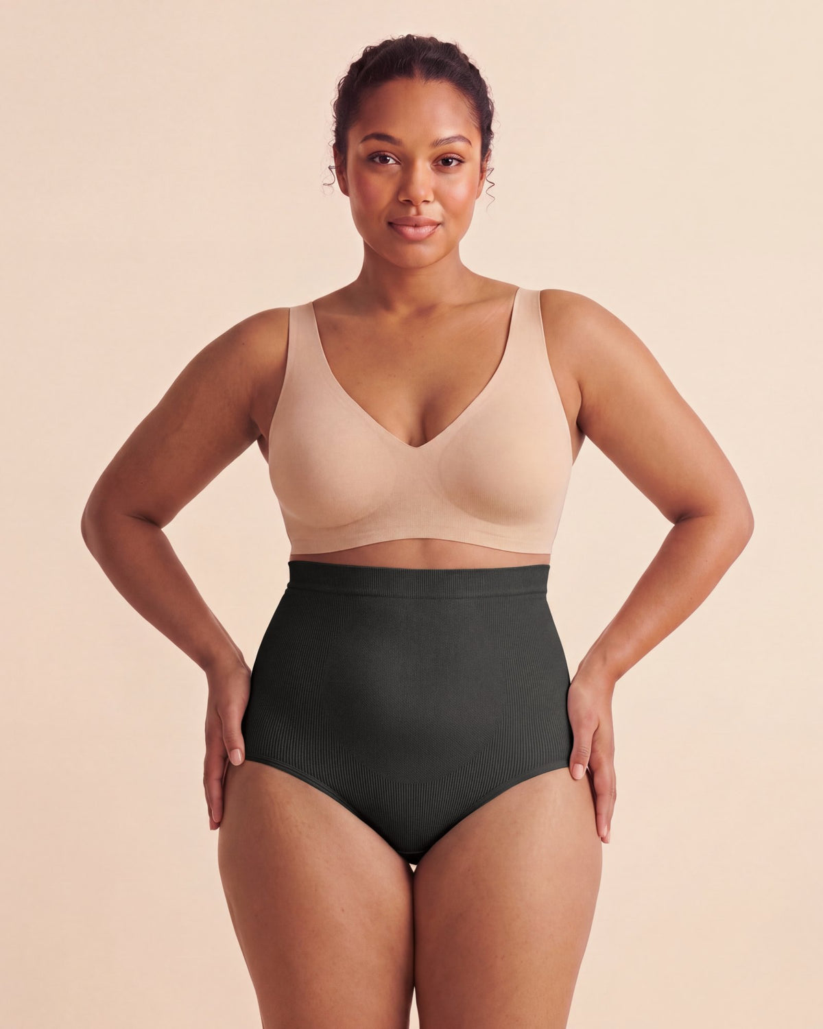 La Culotte Taille Haute noir, portée de face