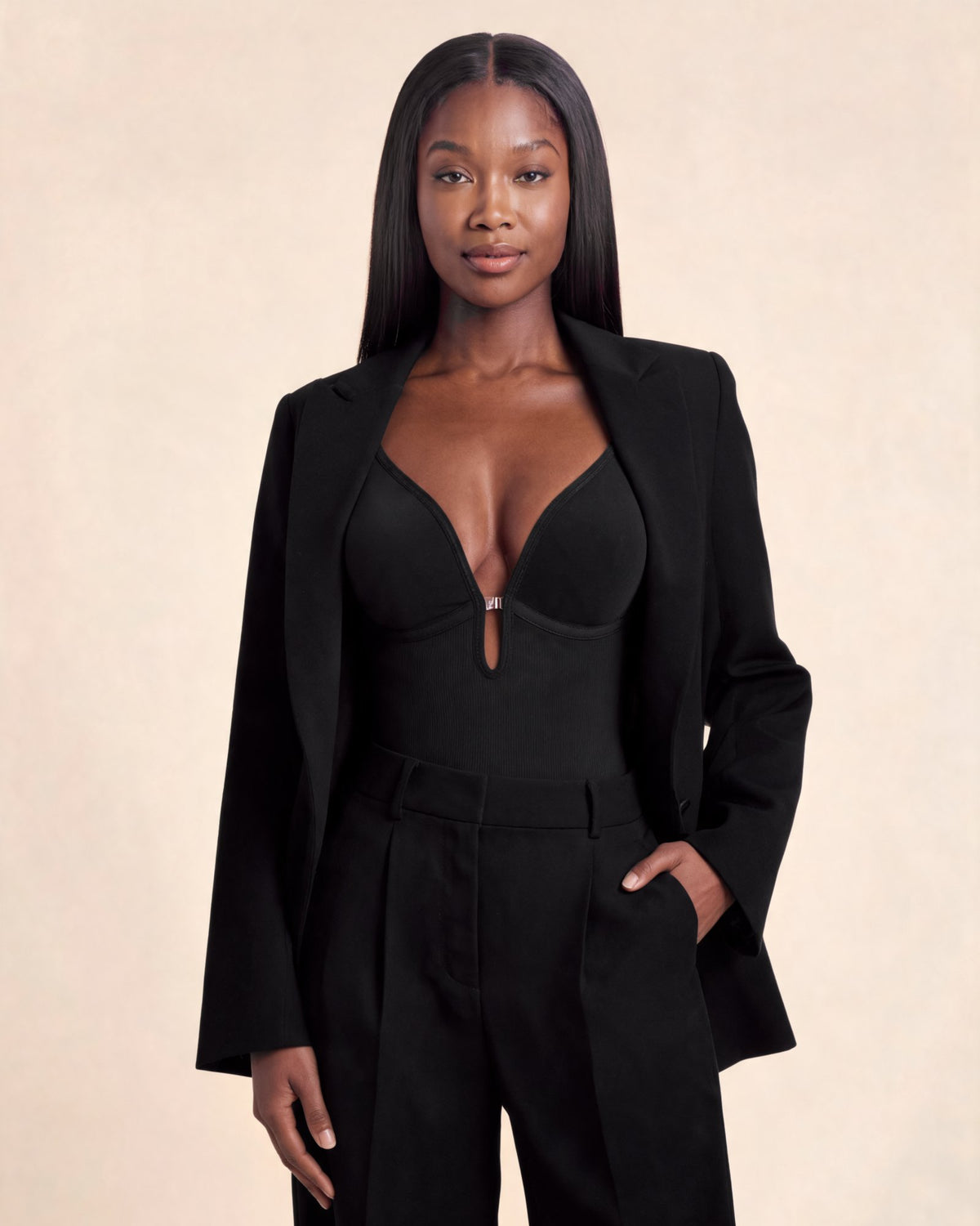 Le Body Décolleté Plongeant noir, porté en haut sous un blazer ouvert