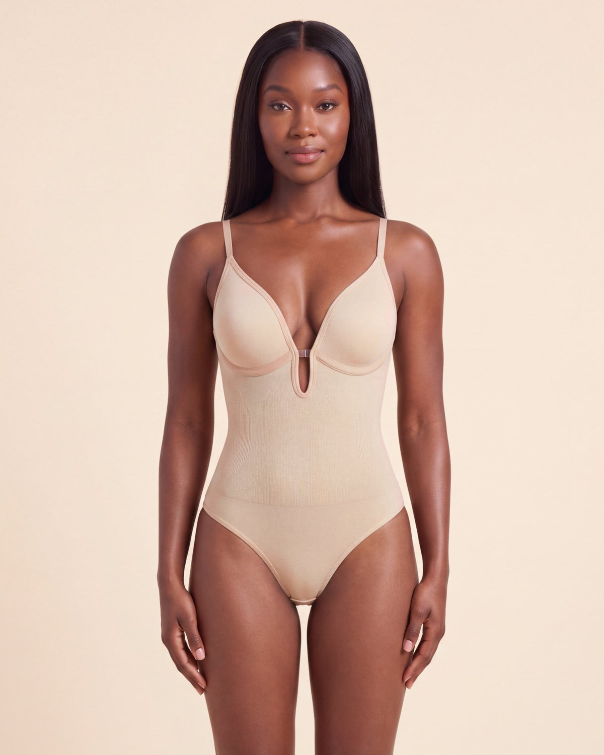 Le Body Décolleté Plongeant nude, porté de face