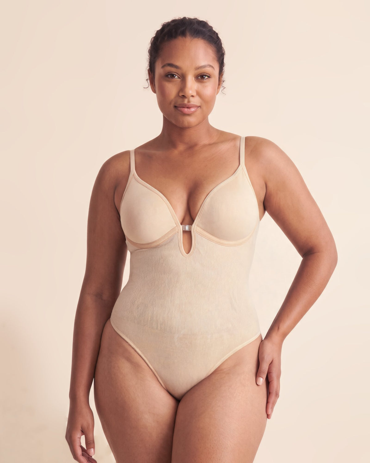 Le Body Décolleté Plongeant nude, porté de face