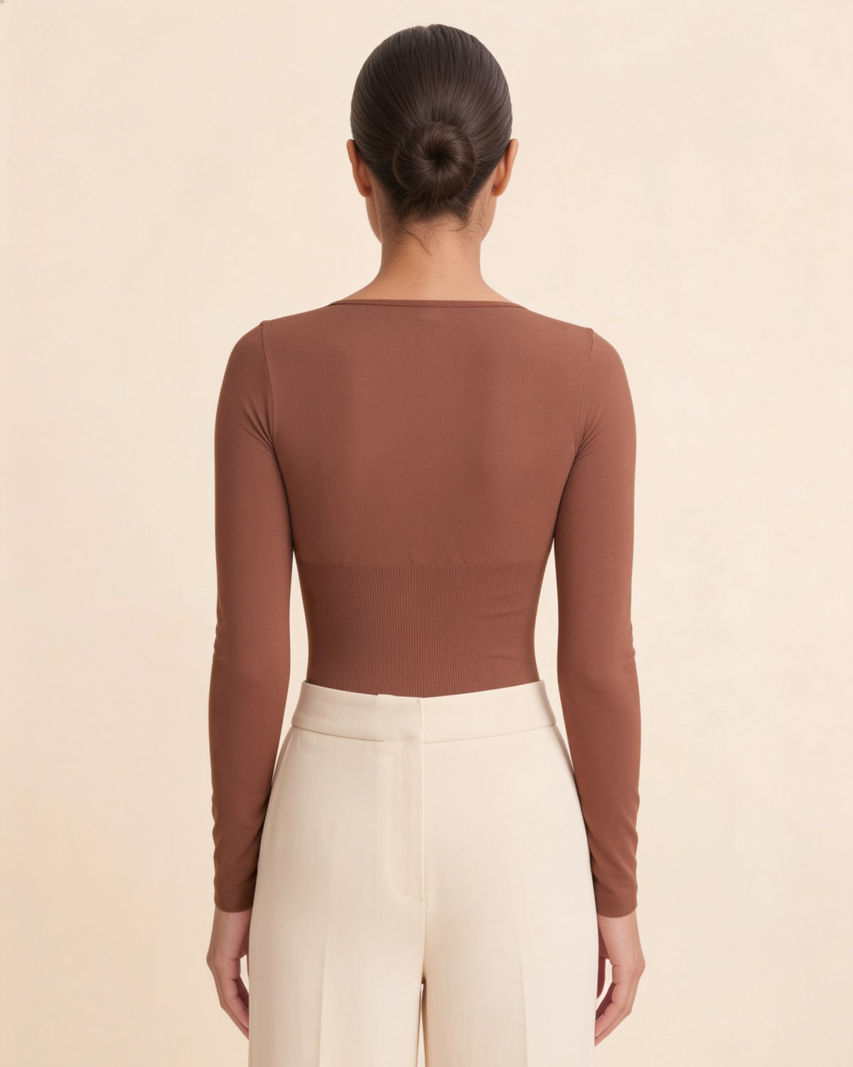 Le Body Manches Longues caramel, porté de dos
