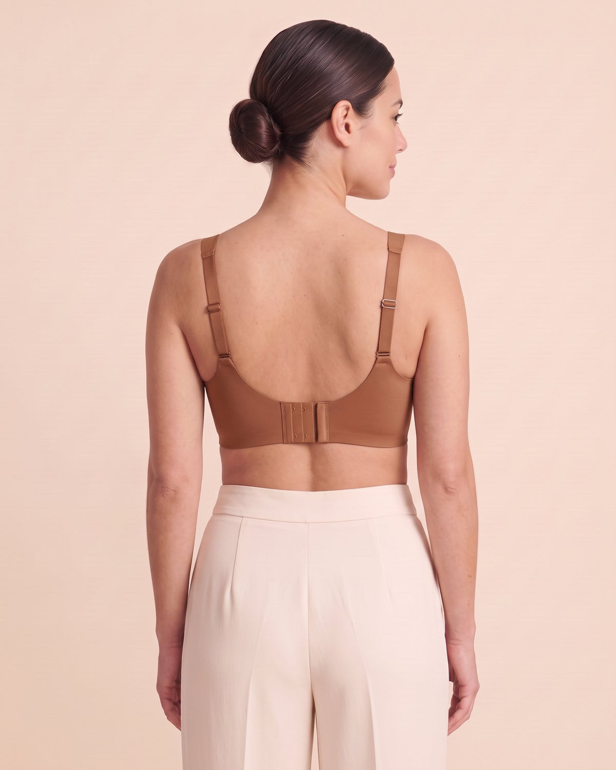 La Brassière Seconde Peau caramel, portée de dos, agrafes