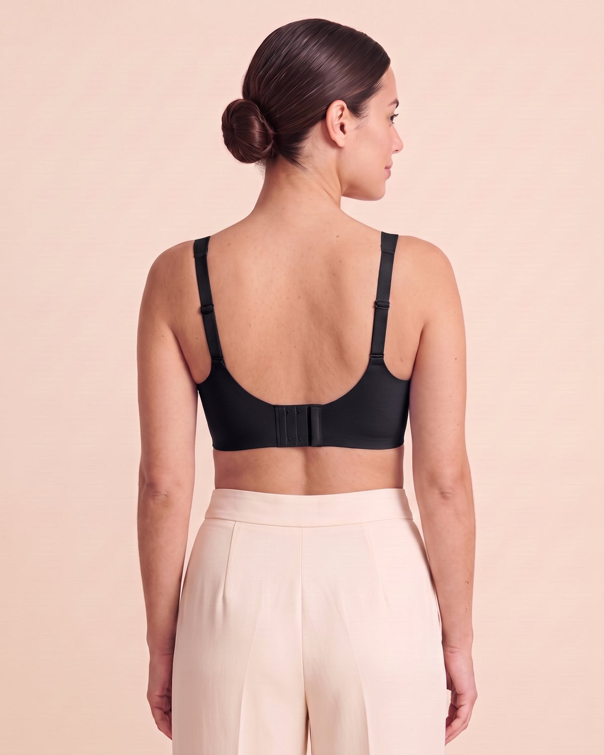La Brassière Seconde Peau noir, portée de dos, agrafes