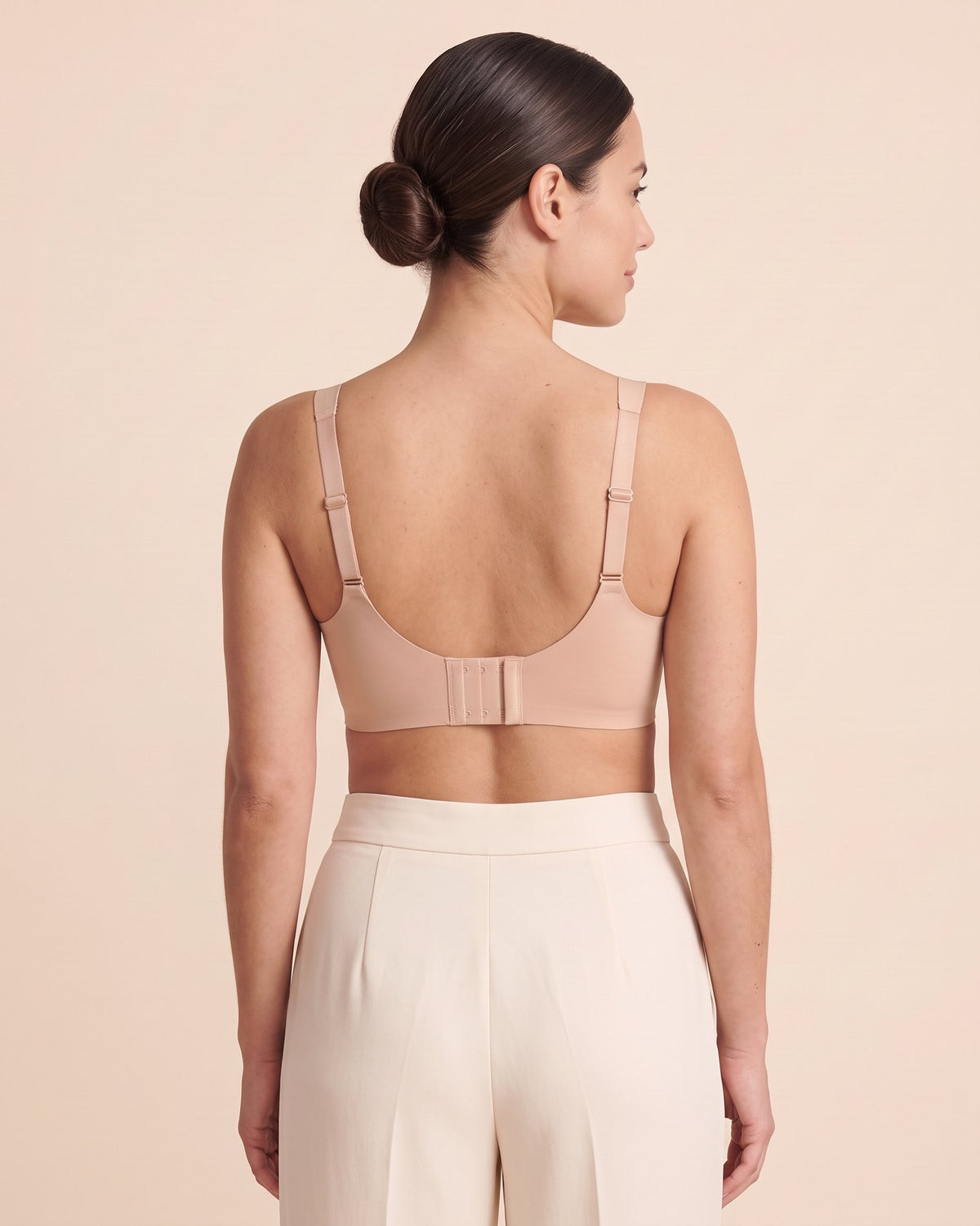 La Brassière Seconde Peau nude, portée de dos, agrafes #nude