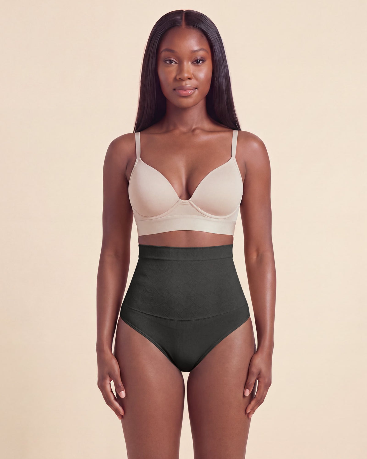 Le String Taille Haute noir, porté de face
