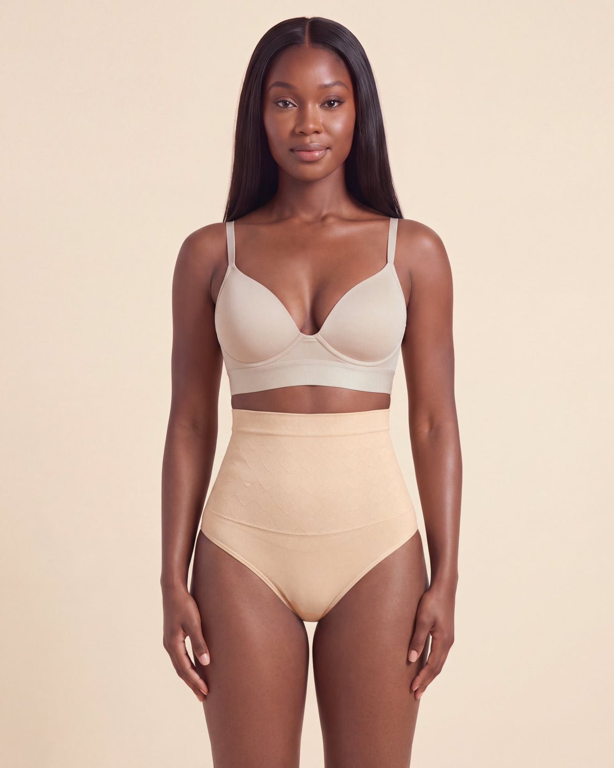 Le String Taille Haute nude, porté de face