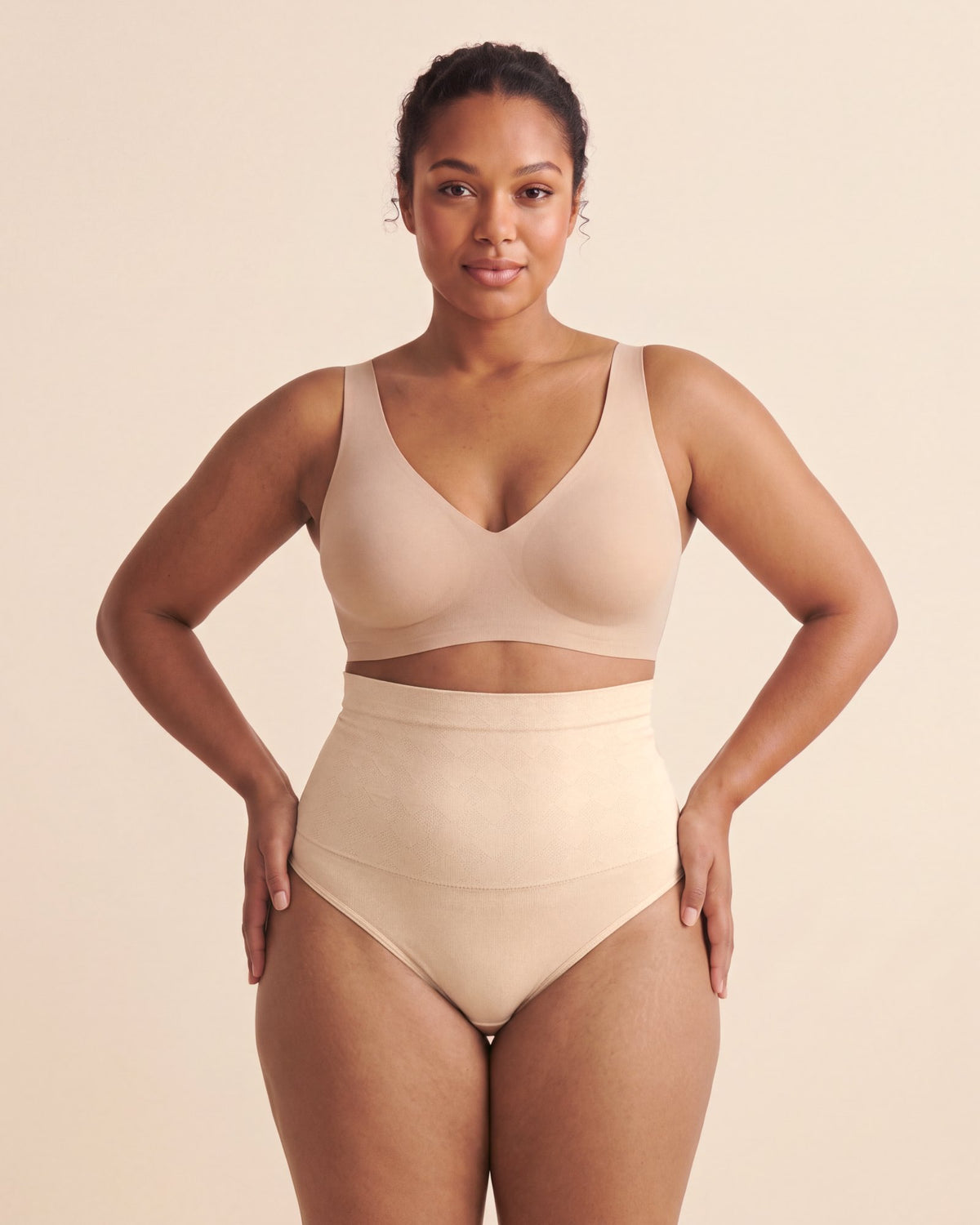 Le String Taille Haute nude, porté de face
