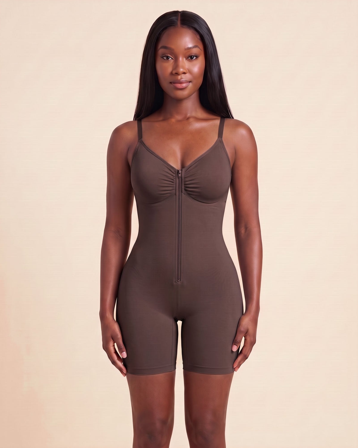 Le Body Zippé chocolat, porté de face