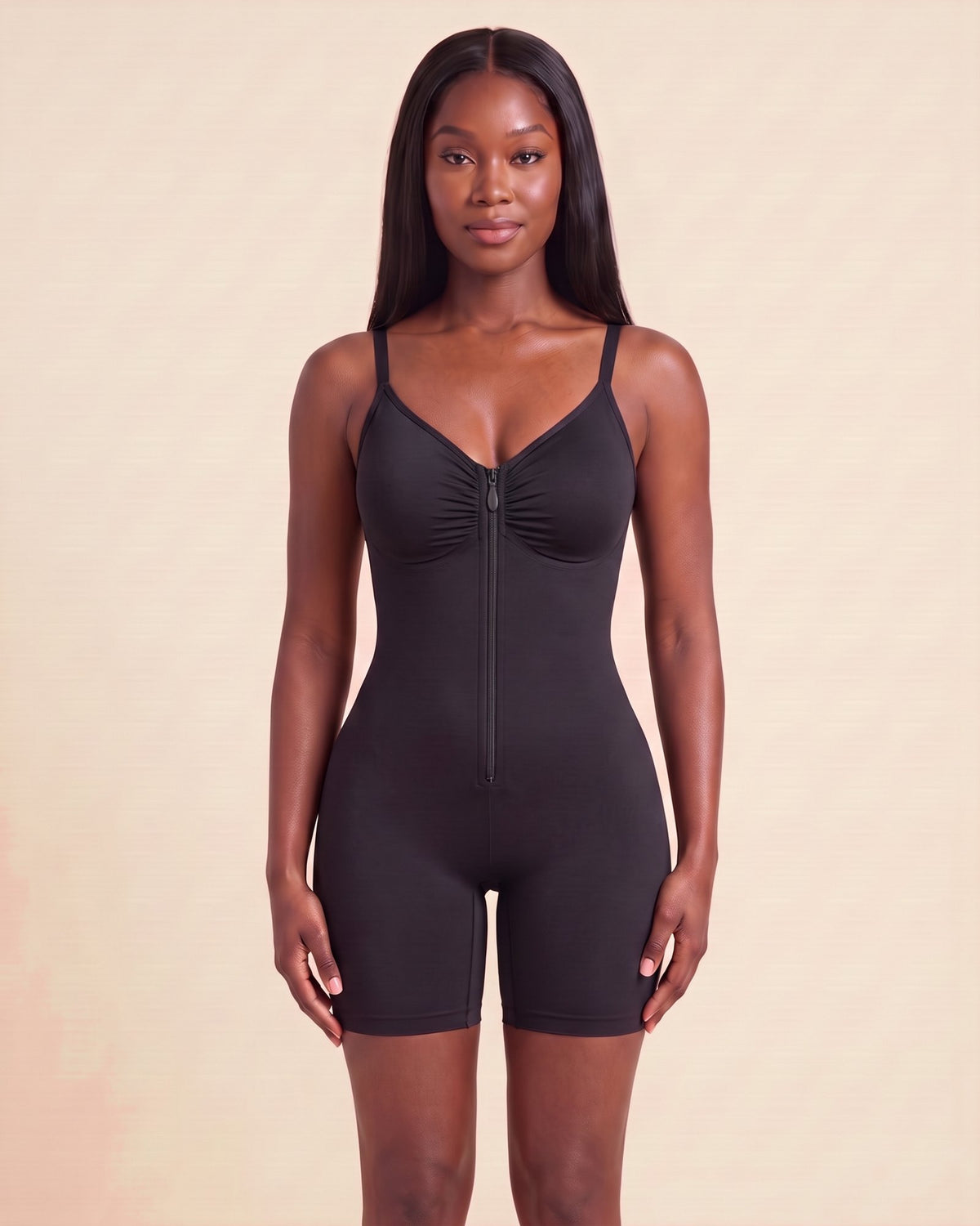 Le Body Zippé noir, porté de face