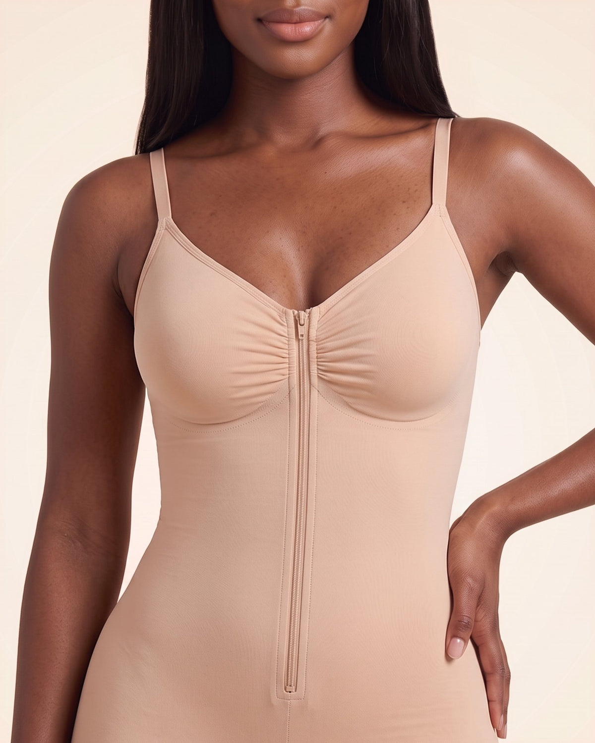 Le Body Zippé nude, gros plan sur le zip et les bonnets
